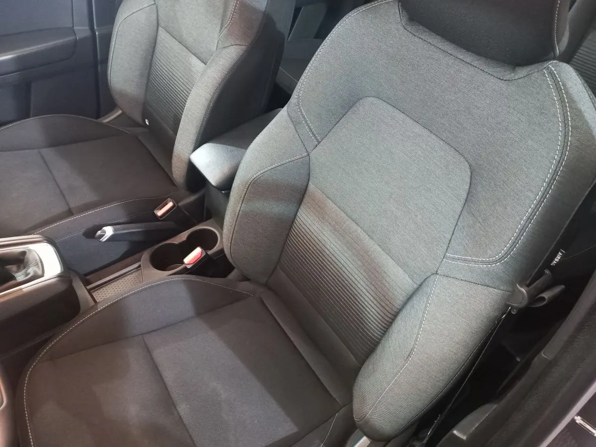 Gros plan sur les sièges avant gris clair du Renault Captur Business TCe 100 2020, avec console centrale visible.