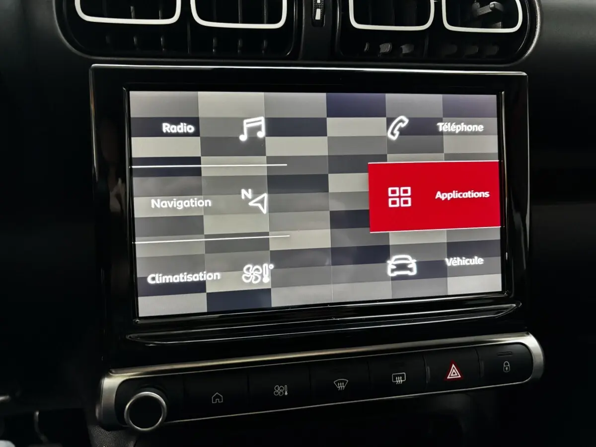 Écran tactile central affichant le menu principal du système multimédia dans une Citroën C3 Aircross gris foncé.