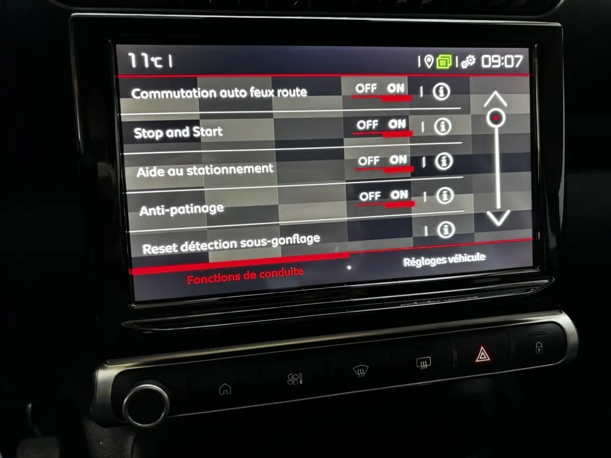 Écran tactile central du tableau de bord de la Citroën C3 Aircross 2024 affichant les réglages d'aide à la conduite.