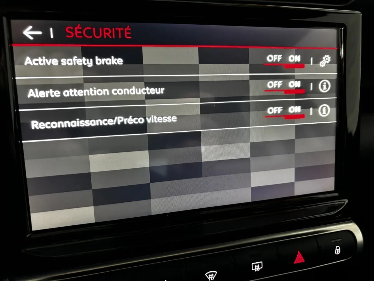 Écran tactile central du tableau de bord du Citroën C3 Aircross 2024 affichant les réglages de sécurité activés.
