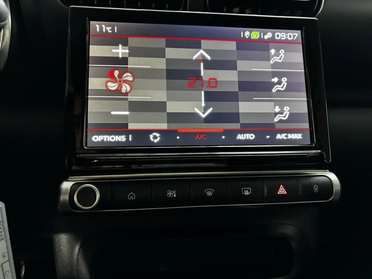 Écran tactile central affichant la climatisation à 27°C dans le tableau de bord d'une Citroën C3 Aircross 2024.