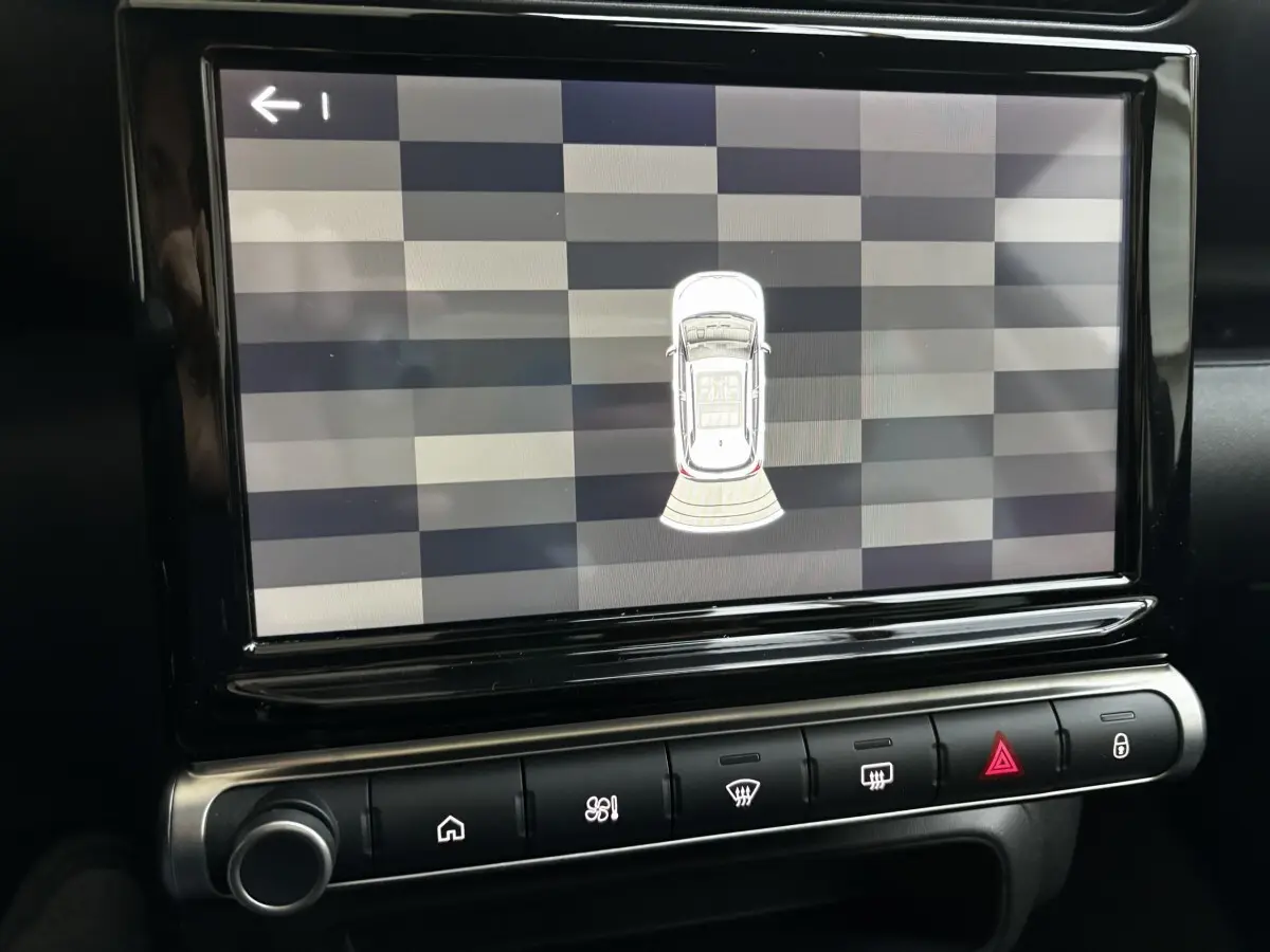 Écran tactile central affichant la vue de caméra de recul du Citroën C3 Aircross gris foncé, tableau de bord intérieur.