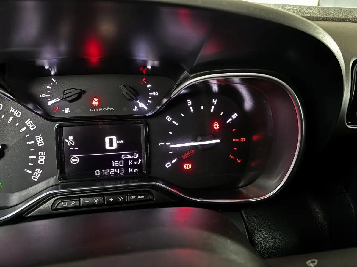 Vue rapprochée du combiné d'instruments digital et analogique du tableau de bord du Citroën C3 Aircross 2024.