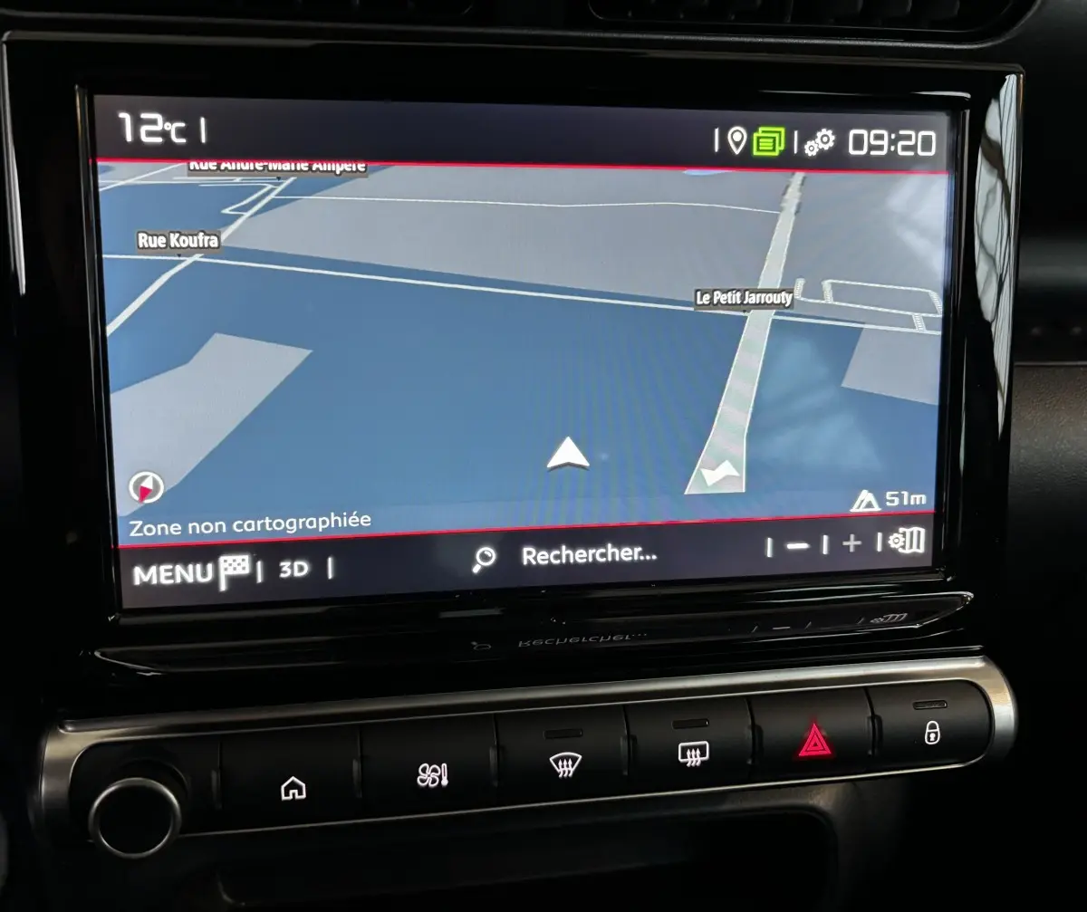 Écran tactile central de navigation du Citroën C3 Aircross gris foncé, affichant une carte et commandes climatisation.