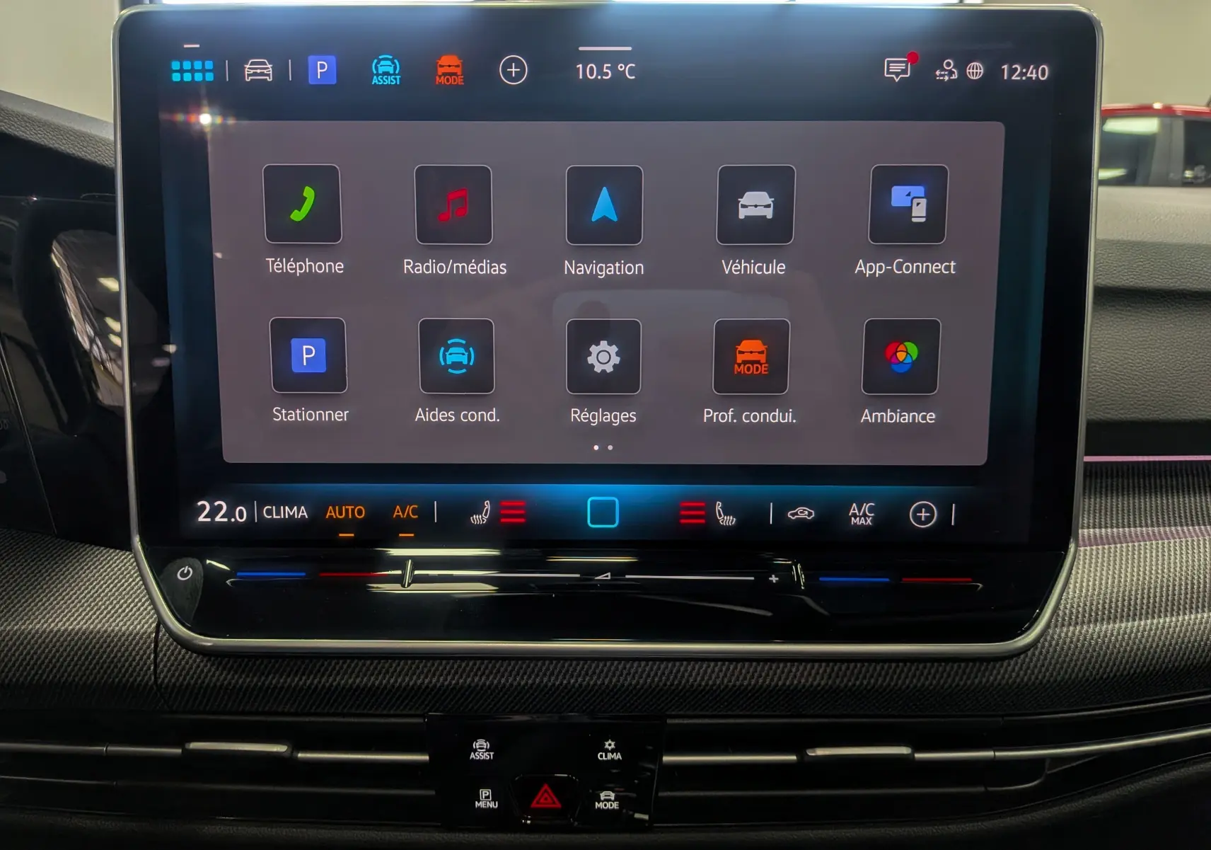 Écran tactile central de la Volkswagen Golf 1.5 eTSI 2025 affichant les menus de navigation, médias et réglages du véhicule.