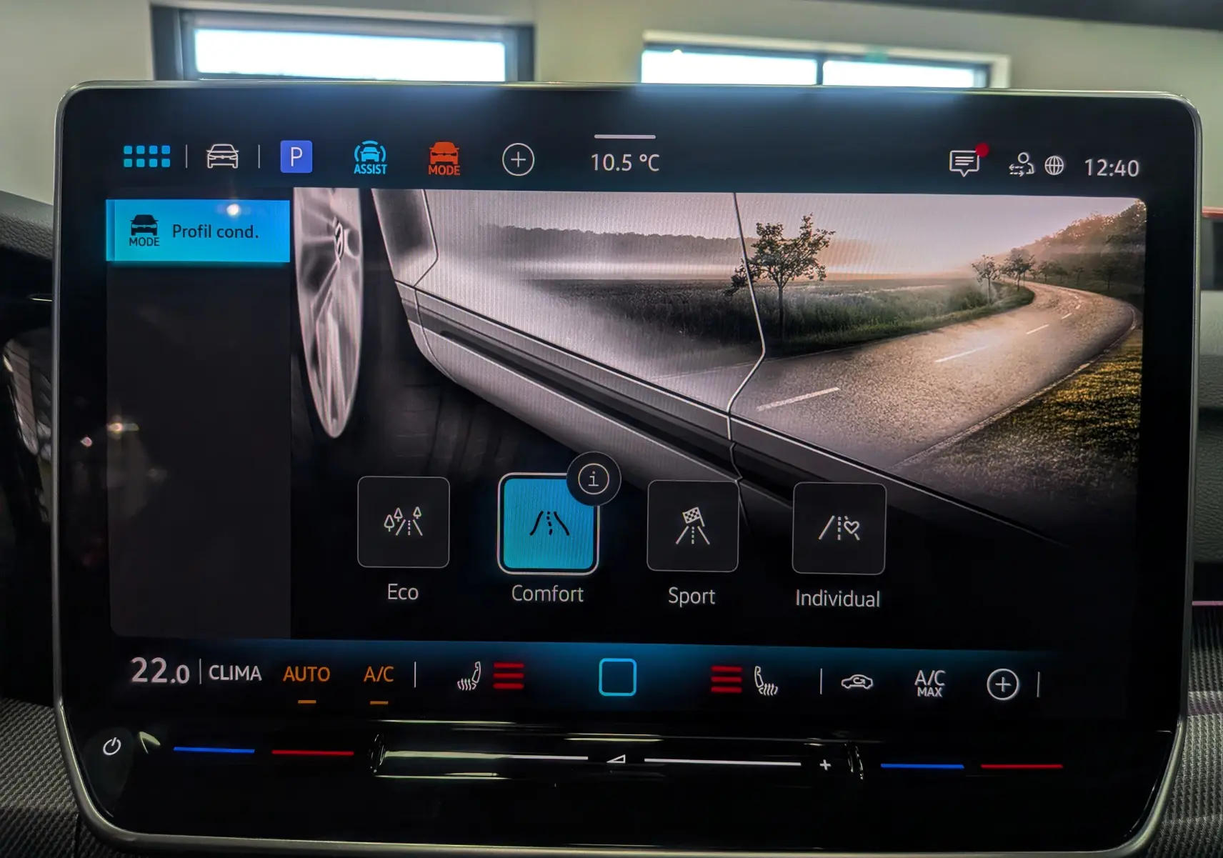 Écran tactile du tableau de bord de la Volkswagen Golf 1.5 eTSI R-Line 2025 affichant les modes de conduite et la température intérieure.