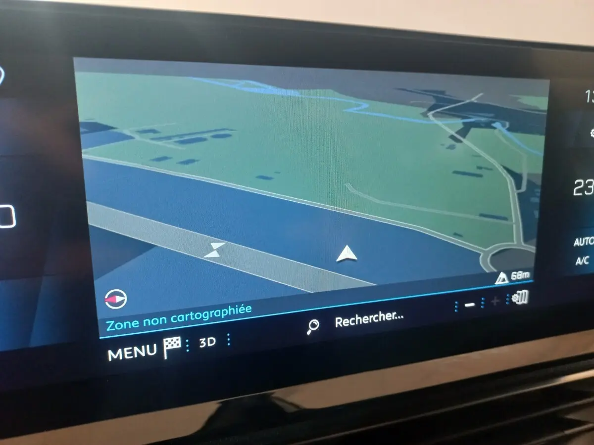 Écran tactile du système de navigation 3D du Peugeot 3008 GT, affichage couleur avec carte et menu visible.