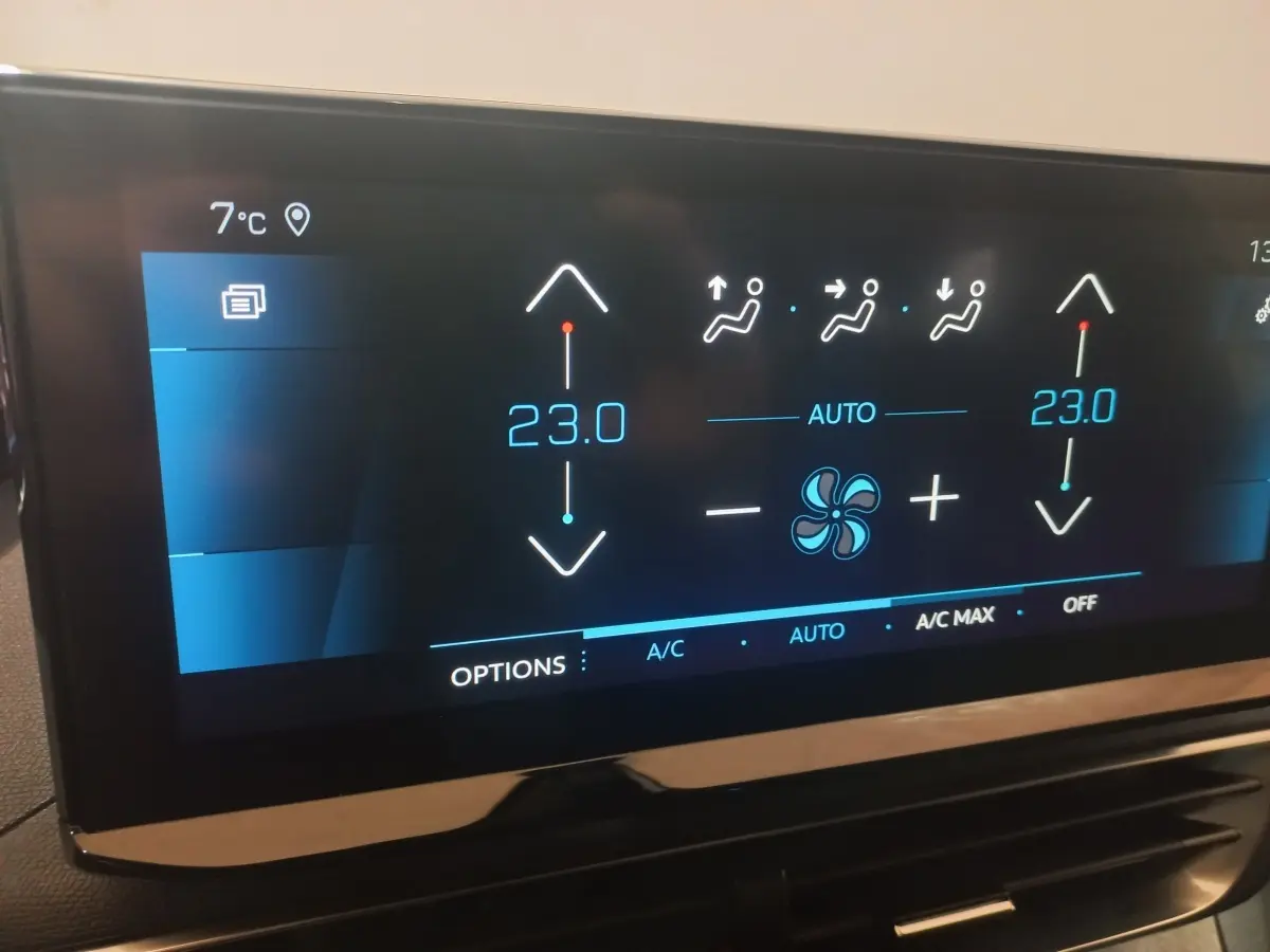 Écran tactile central du Peugeot 3008 GT 2022 affichant la climatisation bi-zone à 23°C en mode automatique.