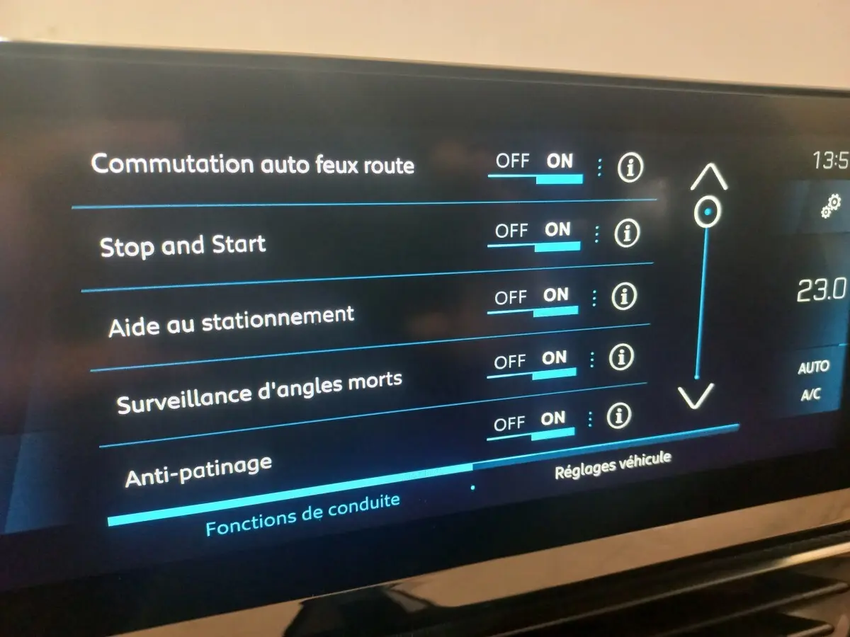 Écran tactile intérieur du Peugeot 3008 GT 2022 affichant les réglages d’aides à la conduite en mode activé.
