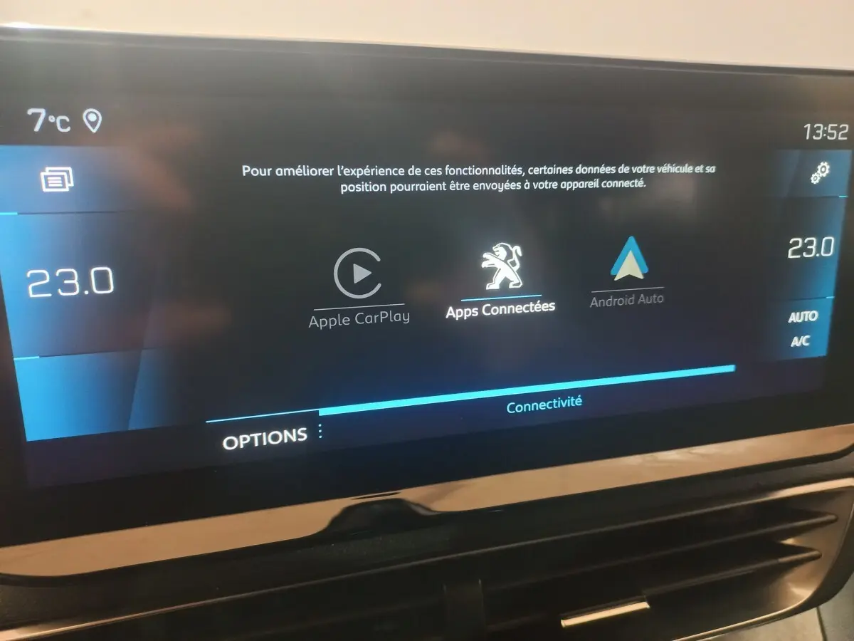 Écran tactile central du Peugeot 3008 gris clair 2022 affichant Apple CarPlay et Android Auto.