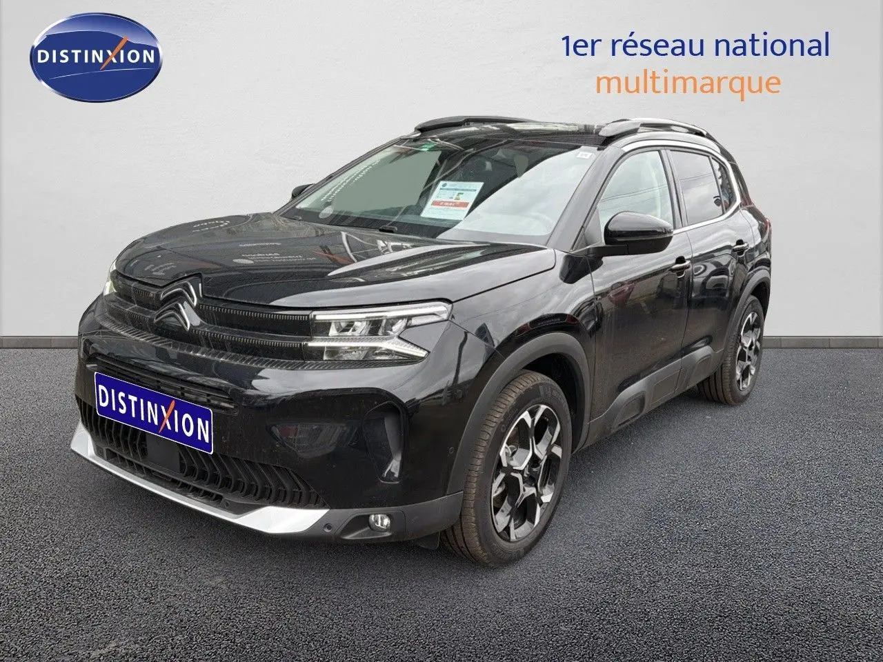SUV Citroën C5 Aircross noir métal vu en 3/4 avant droit, avec jantes bicolores et calandre moderne.
