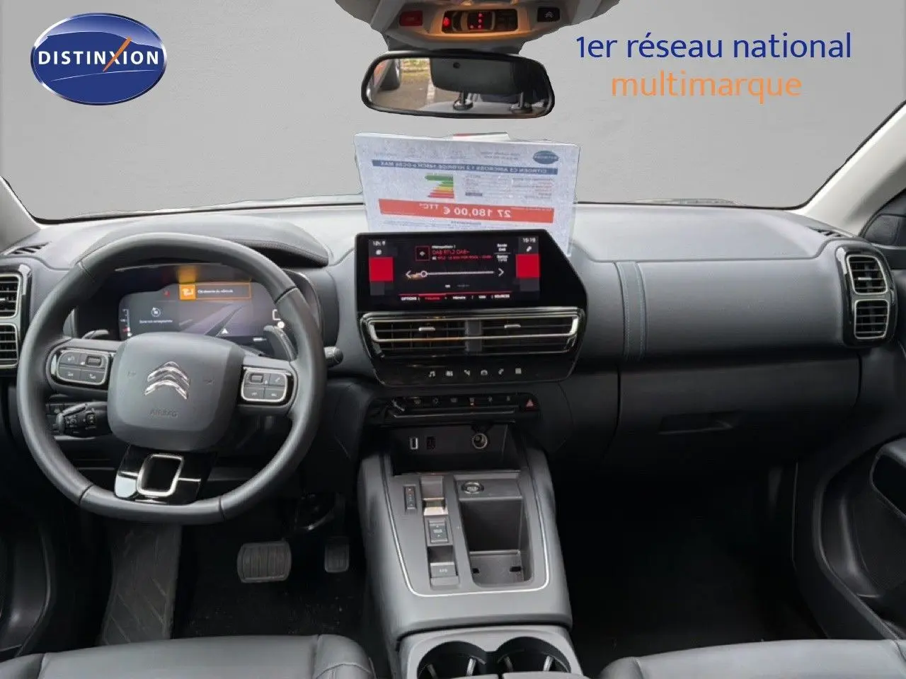 Vue intérieure du tableau de bord et volant noir du Citroën C5 Aircross 2025 avec écran tactile central et console moderne.