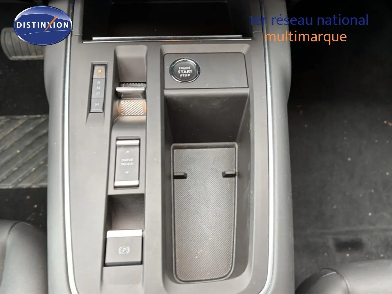 Vue plongeante sur la console centrale grise avec bouton start/stop et commandes de boîte automatique du Citroën C5 Aircross noir.