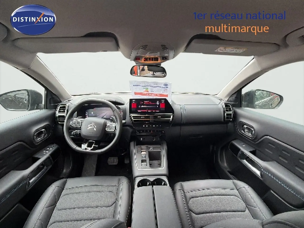 Vue intérieure avant du Citroën C5 Aircross noir métal 2025, avec tableau de bord digital et volant multifonction.