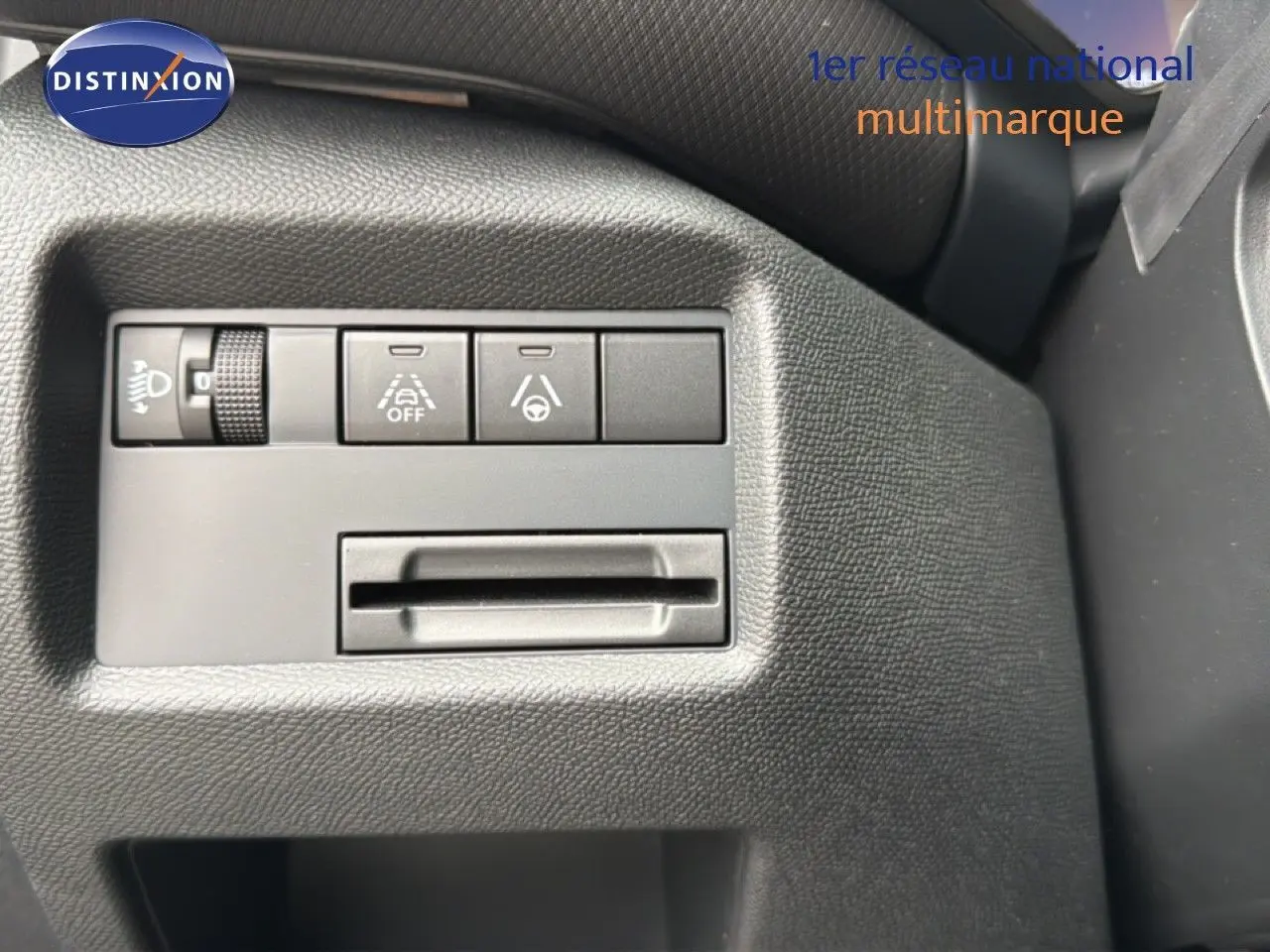 Vue rapprochée des commandes d'assistance à la conduite sur le tableau de bord noir du Citroën C5 Aircross 2025.