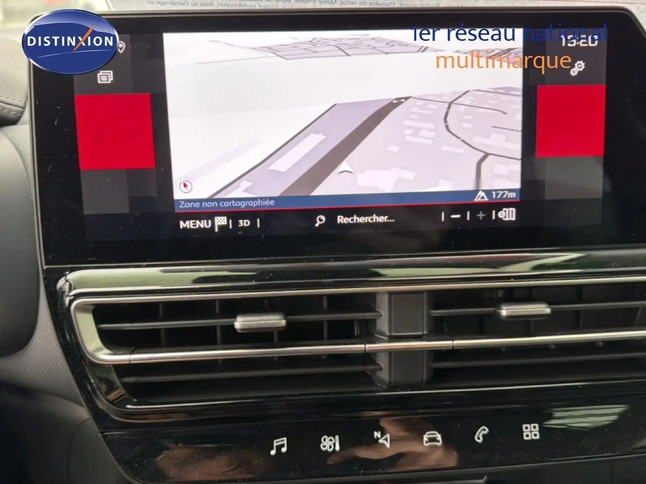 Écran tactile central avec navigation 3D et commandes tactiles sur tableau de bord noir du Citroën C5 Aircross.