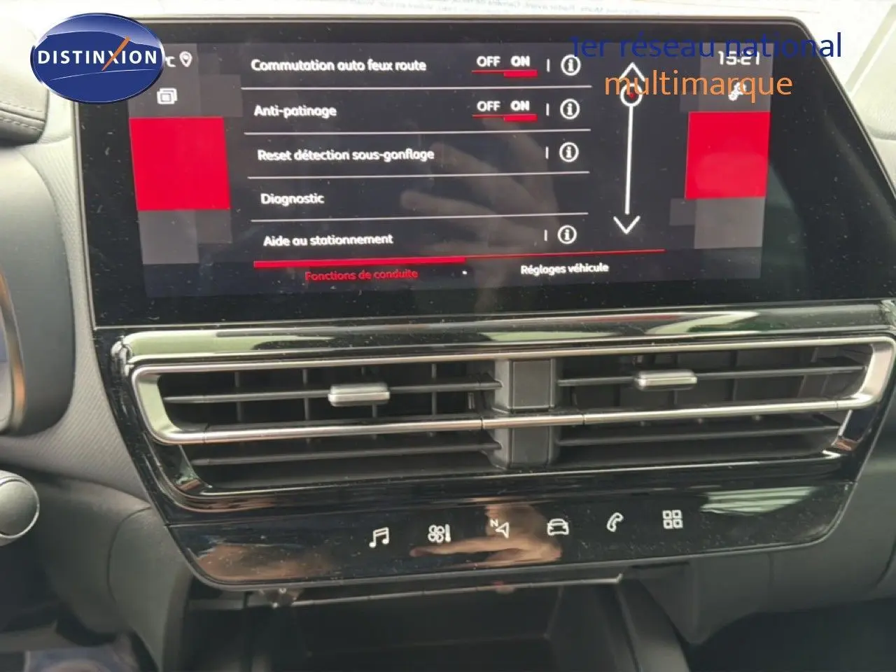 Détail de la console centrale avec écran tactile affichant les réglages d’aide à la conduite sur Citroën C5 Aircross noir métal.