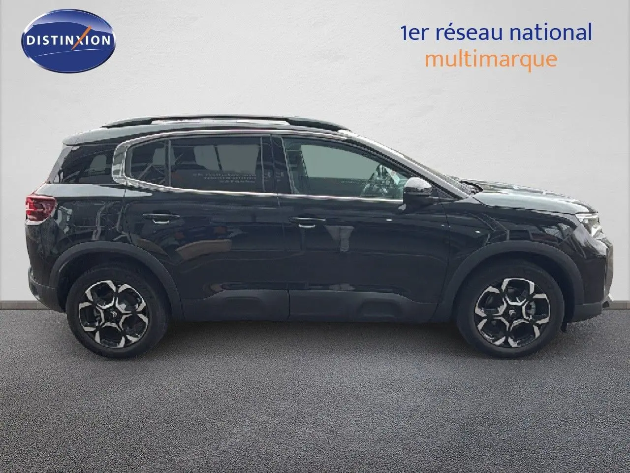 Profil droit d'un Citroën C5 Aircross noir métal 2025 avec jantes alliage et toit panoramique.