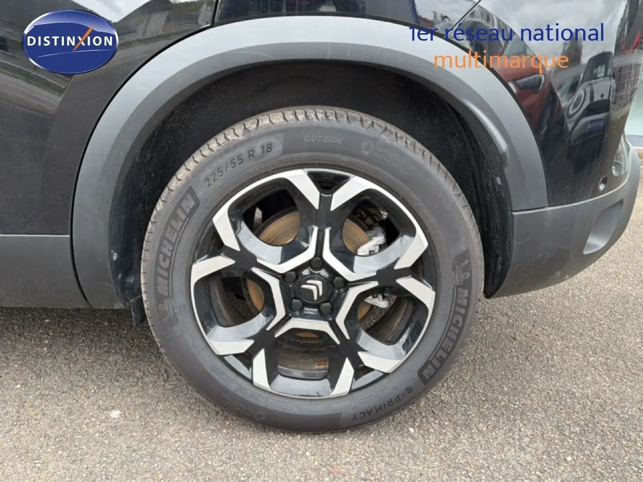 Gros plan sur la roue arrière droite noire métal du Citroën C5 Aircross 2025 avec jante alliage bicolore distinctive.