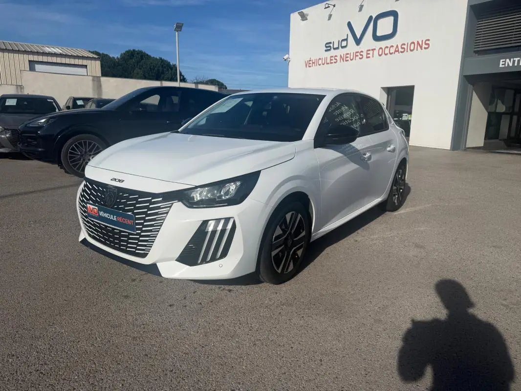 PEUGEOT 208 Hybrid blanc vue 3/4 avant droit, calandre distinctive et jantes noires, stationné devant un concessionnaire.