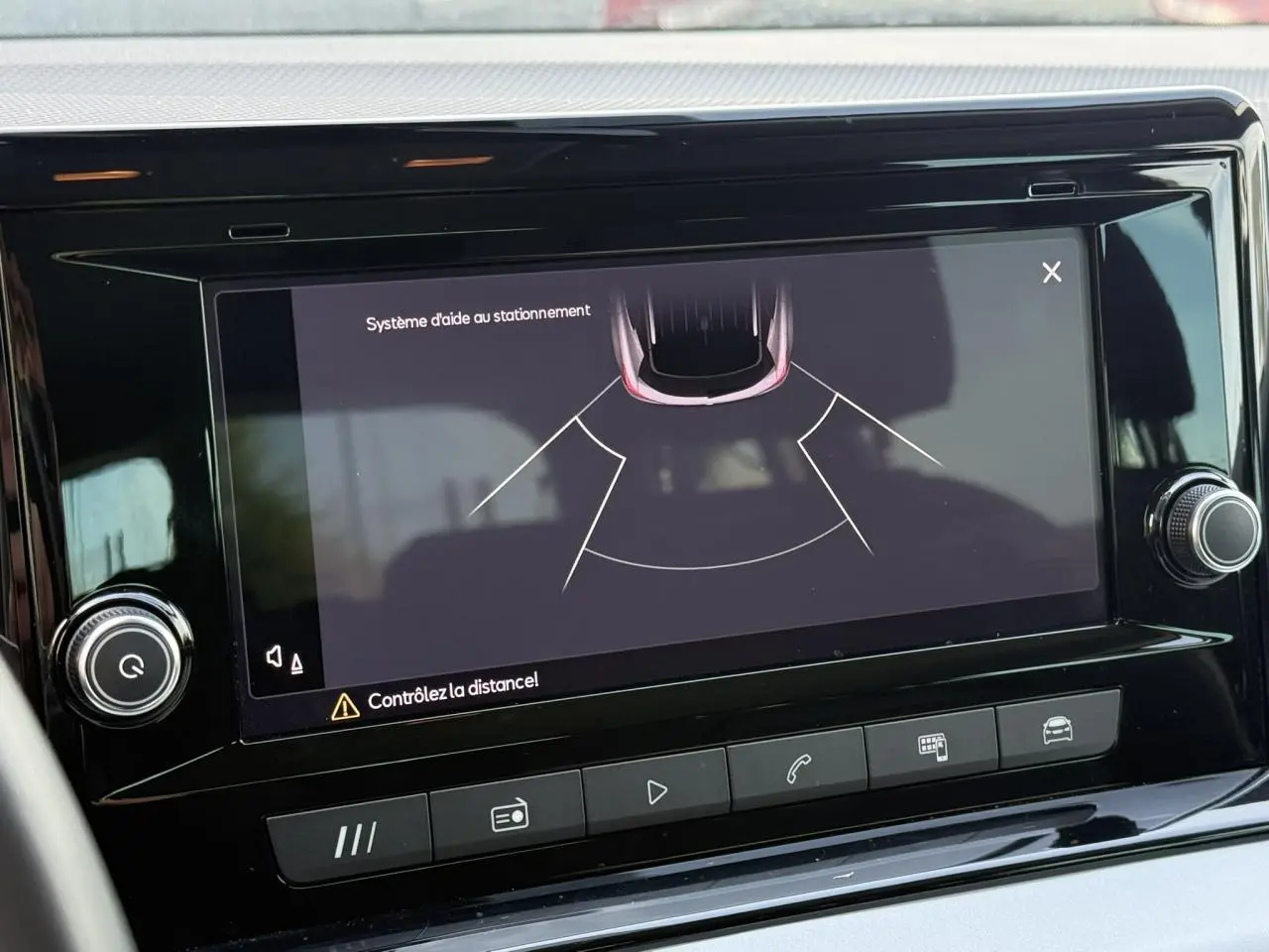 Écran tactile du système d’aide au stationnement dans l’habitacle d’un SEAT Arona 2025.