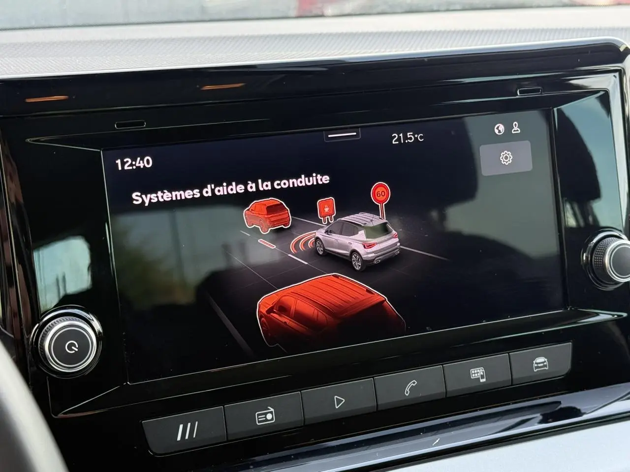 Écran tactile intérieur montrant l'interface des systèmes d'aide à la conduite du SEAT Arona, vue rapprochée.