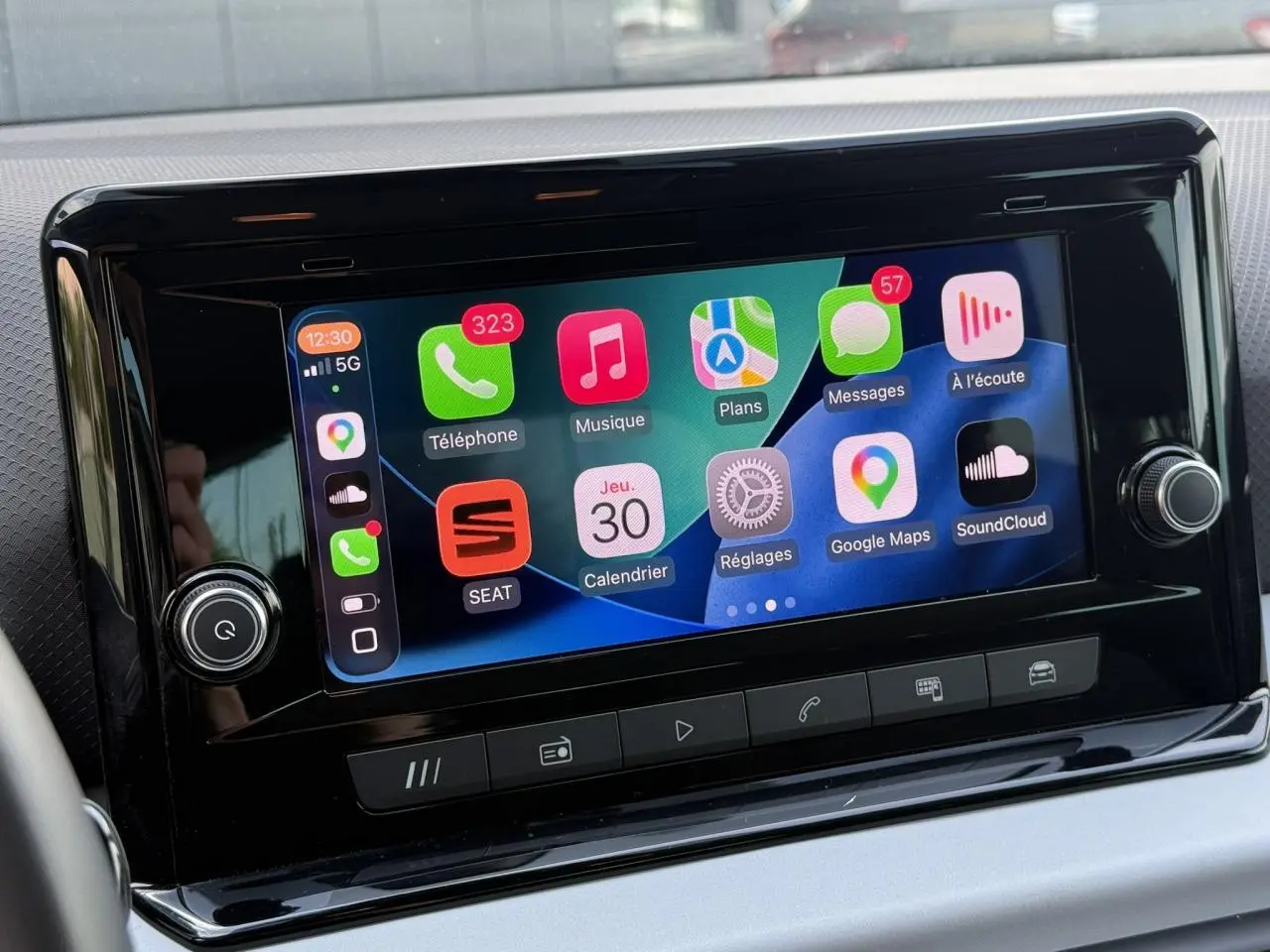 Écran tactile central du système MediaSystem+ de la SEAT Arona TSI 115 Style, vue de face, finition noire brillante.