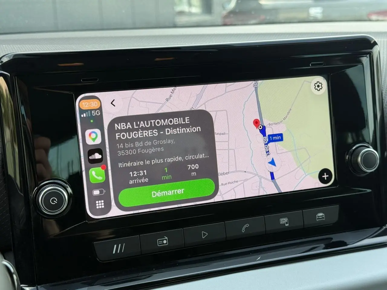 Écran tactile 8,25" du système MediaSystem+ de la SEAT Arona 2025 affichant une navigation GPS connectée.