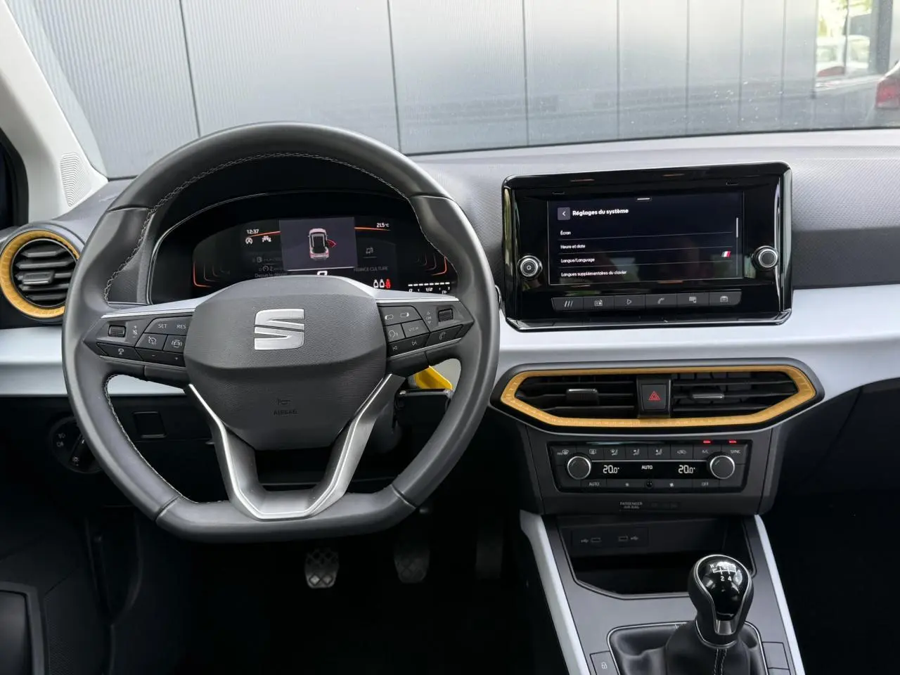 Vue intérieure frontale du tableau de bord du SEAT Arona TSI 115 Style 2025 avec volant multifonction et écran tactile.