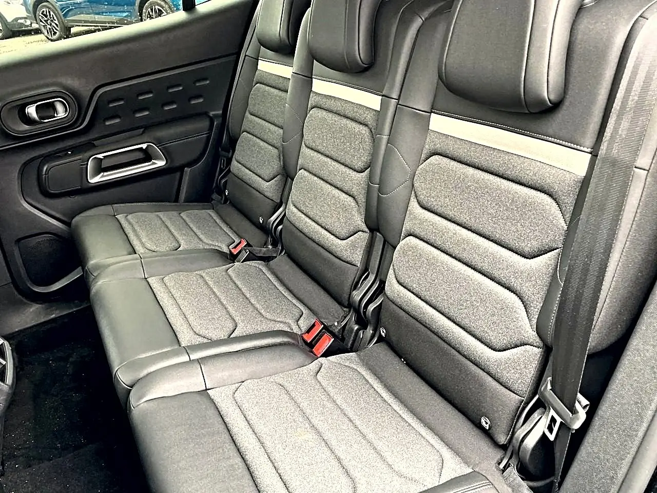 Vue intérieure côté droit sur la banquette arrière grise et noire du Citroën C5 Aircross 2025 hybride.
