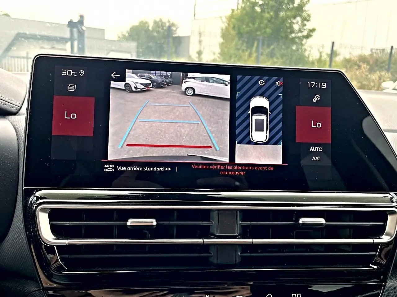 Écran tactile intérieur du Citroën C5 Aircross noir 2025 montrant la caméra de recul et la vue panoramique 360°