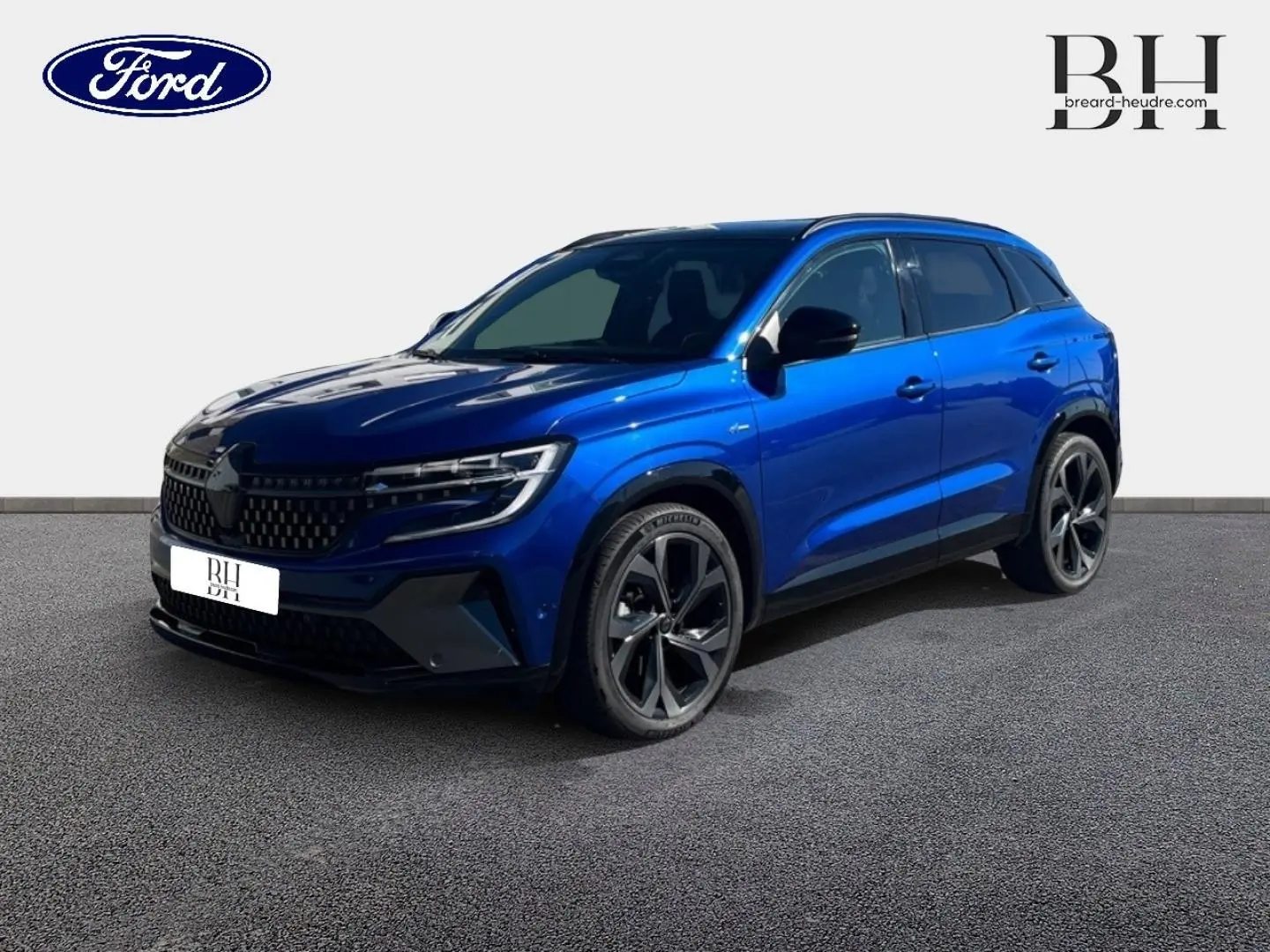 Renault Austral bleu Iron en 3/4 avant droit, avec jantes alu noires et calandre noire distinctive.
