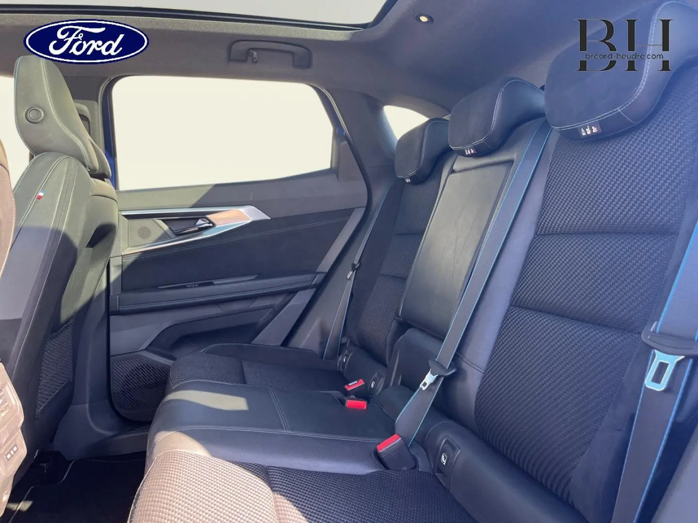 Vue latérale intérieure sur la banquette arrière en tissu carbone et Alcantara bleu du Renault Austral 2023.