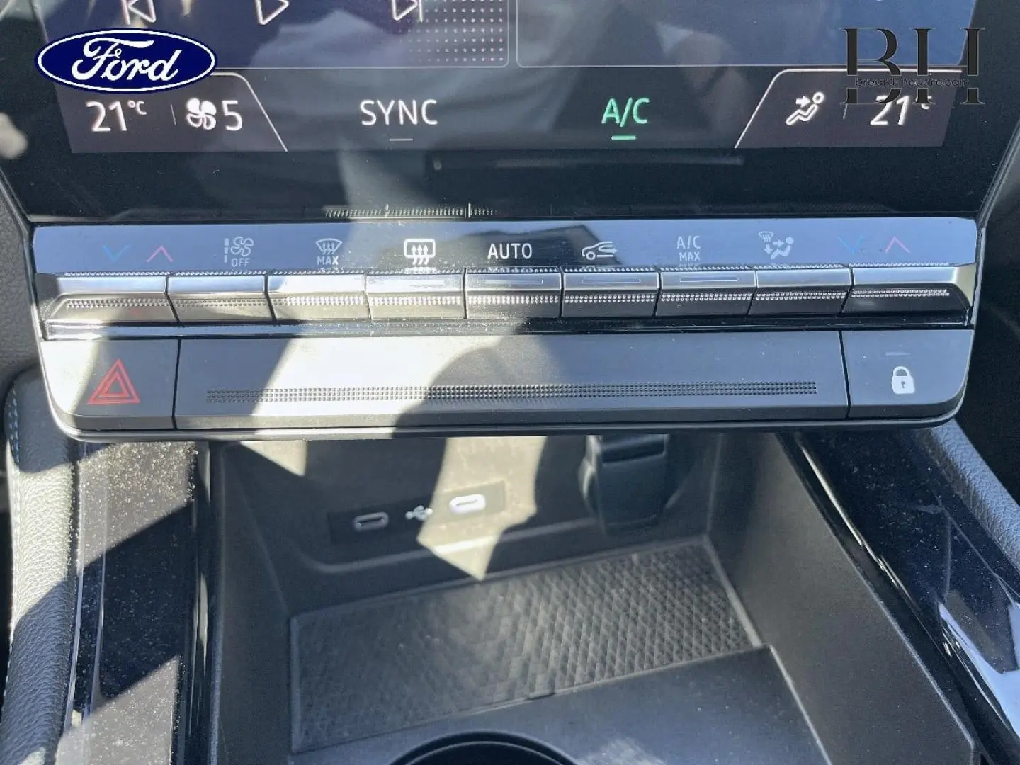 Intérieur montrant la console centrale avec commandes climatisation et ports USB du Renault Austral Bleu Iron, vue rapprochée.