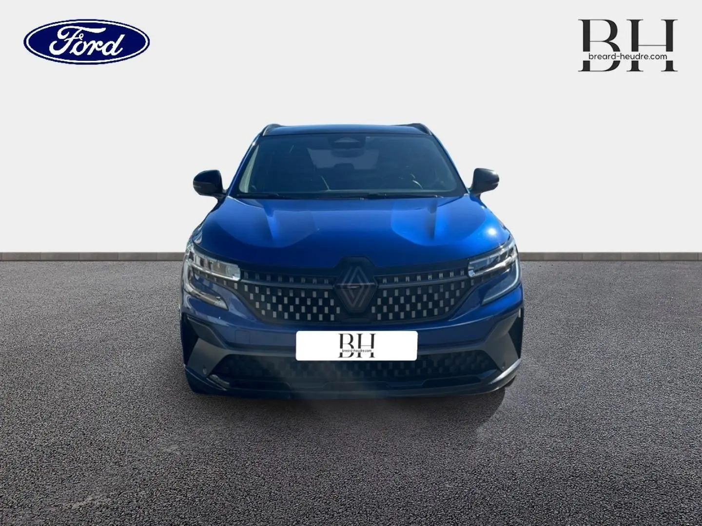 Vue frontale du Renault Austral 2023 en Bleu Iron avec calandre à motif carré et logo central distinctif.
