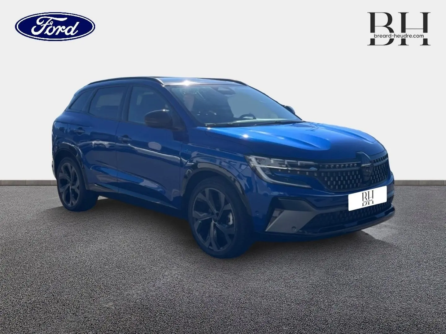 Renault Austral 1.2 E-Tech hybride bleu Iron en 3/4 avant, avec jantes alu et calandre noire distinctive.