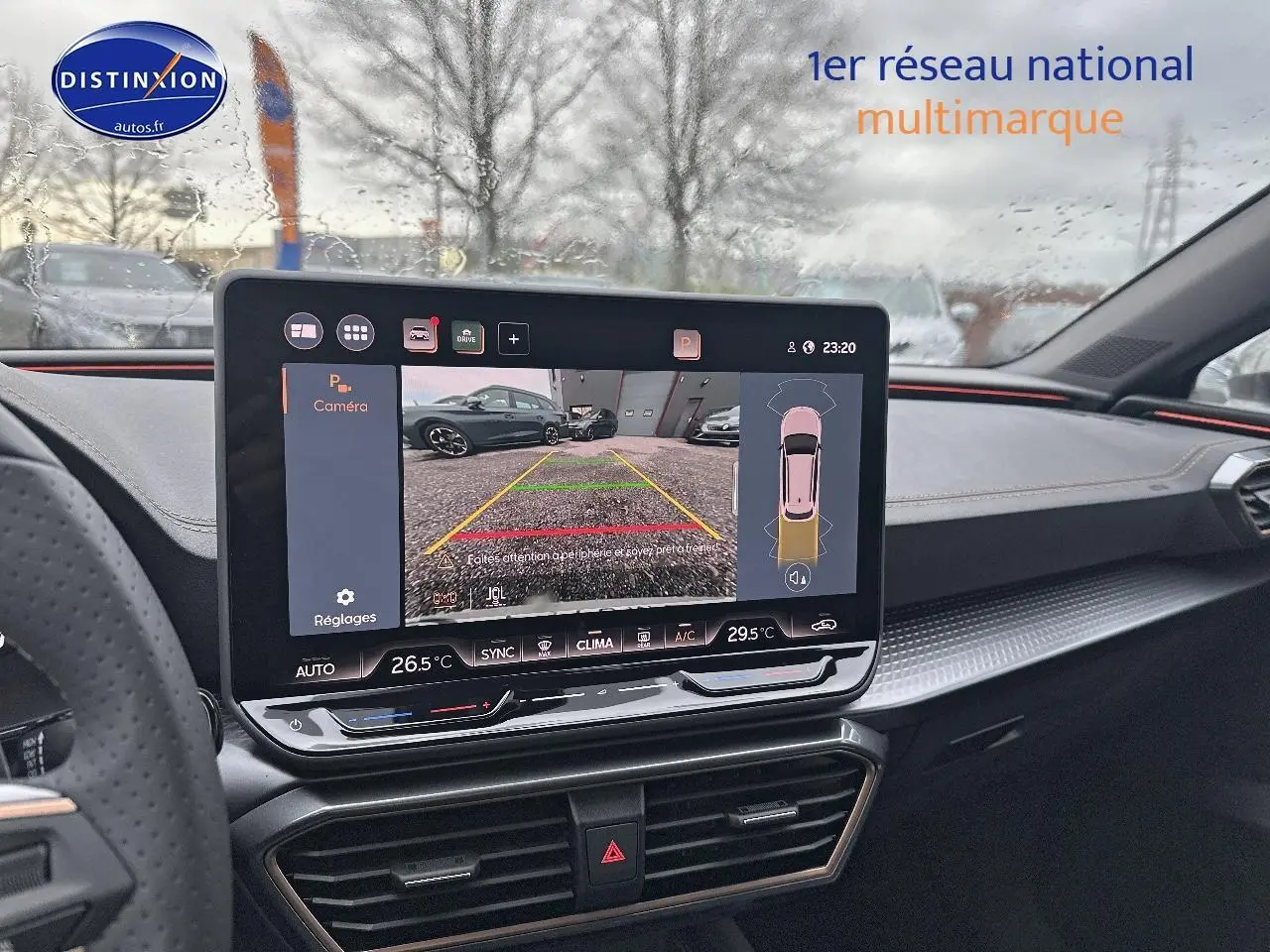 Vue intérieure du tableau de bord de la CUPRA Leon ST 2025 avec écran tactile affichant la caméra de recul.