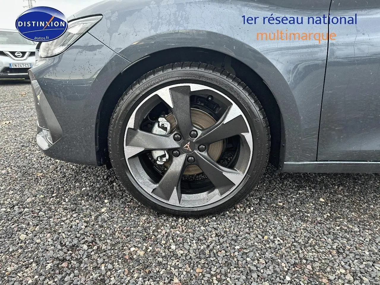 Gros plan sur la roue avant gauche de la CUPRA LEON ST gris magnétique avec jante alu cinq branches.