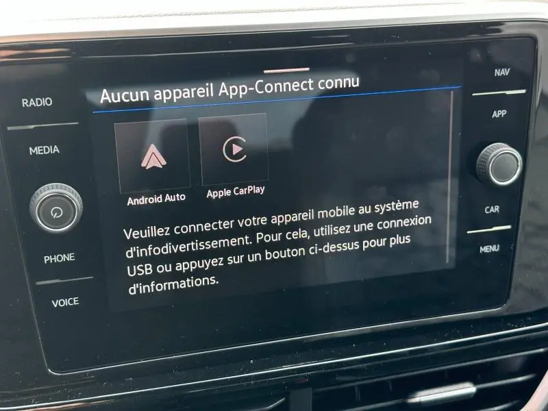 Écran tactile central du Volkswagen T-Roc gris 2025 affichant la connexion Android Auto et Apple CarPlay inactive.