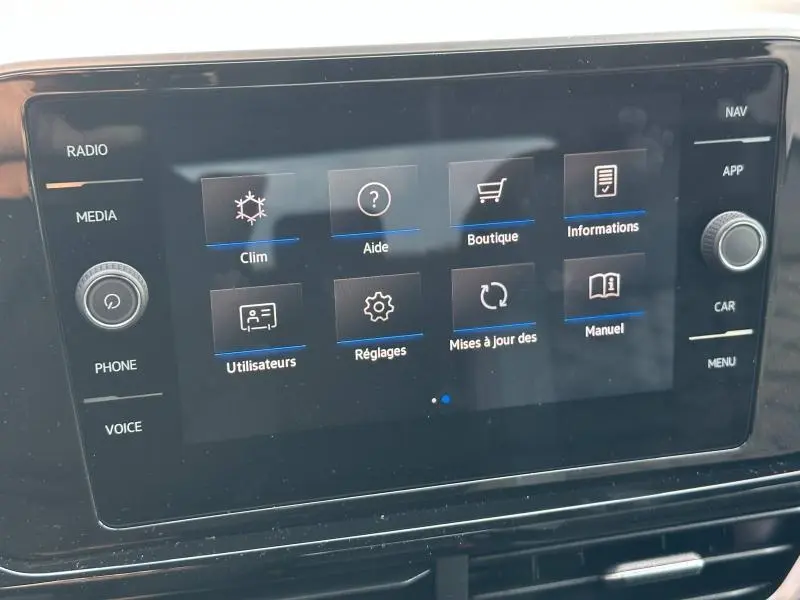 Écran tactile central du Volkswagen T-Roc 2025 en gros plan, affichant le menu principal avec options claires.