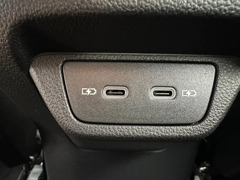 Prise USB-C double en gros plan sur l'arrière d'un Volkswagen T-Roc gris 2025, version R-Line Edition.