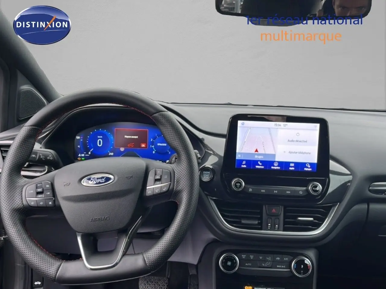 Vue intérieure du tableau de bord du Ford Puma gris magnétique 2024 avec écran tactile central et volant multifonction.