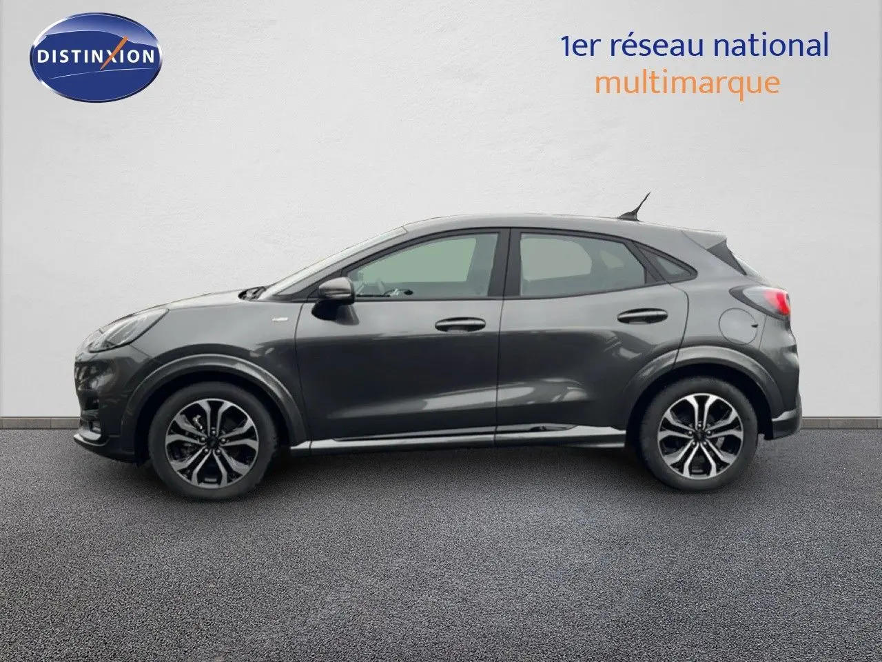 Ford Puma gris magnétique vue de profil côté gauche, soulignant ses jantes alliage et lignes fluides modernes.