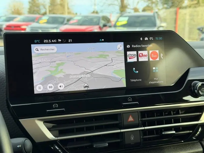 Écran tactile central du tableau de bord du Citroën C4 X 2025, affichant la navigation et les radios favorites.