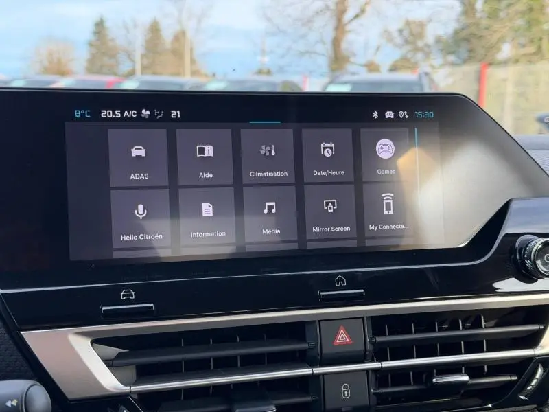 Écran tactile central du tableau de bord du Citroën C4 X 2025, affichant les options multimédia et climatisation.