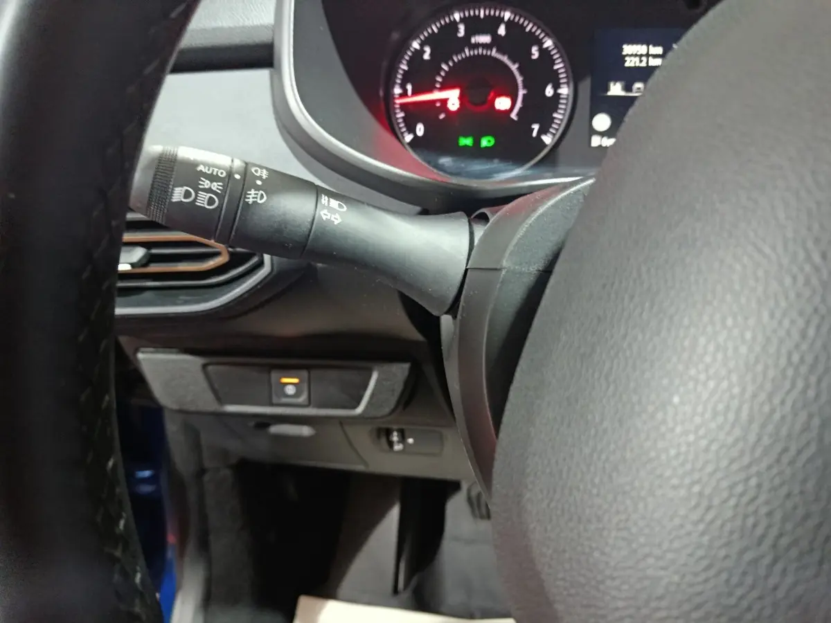 Vue rapprochée du volant et du commodo gauche du tableau de bord d'une Dacia Sandero Extreme+ TCe 110 bleu 2024.