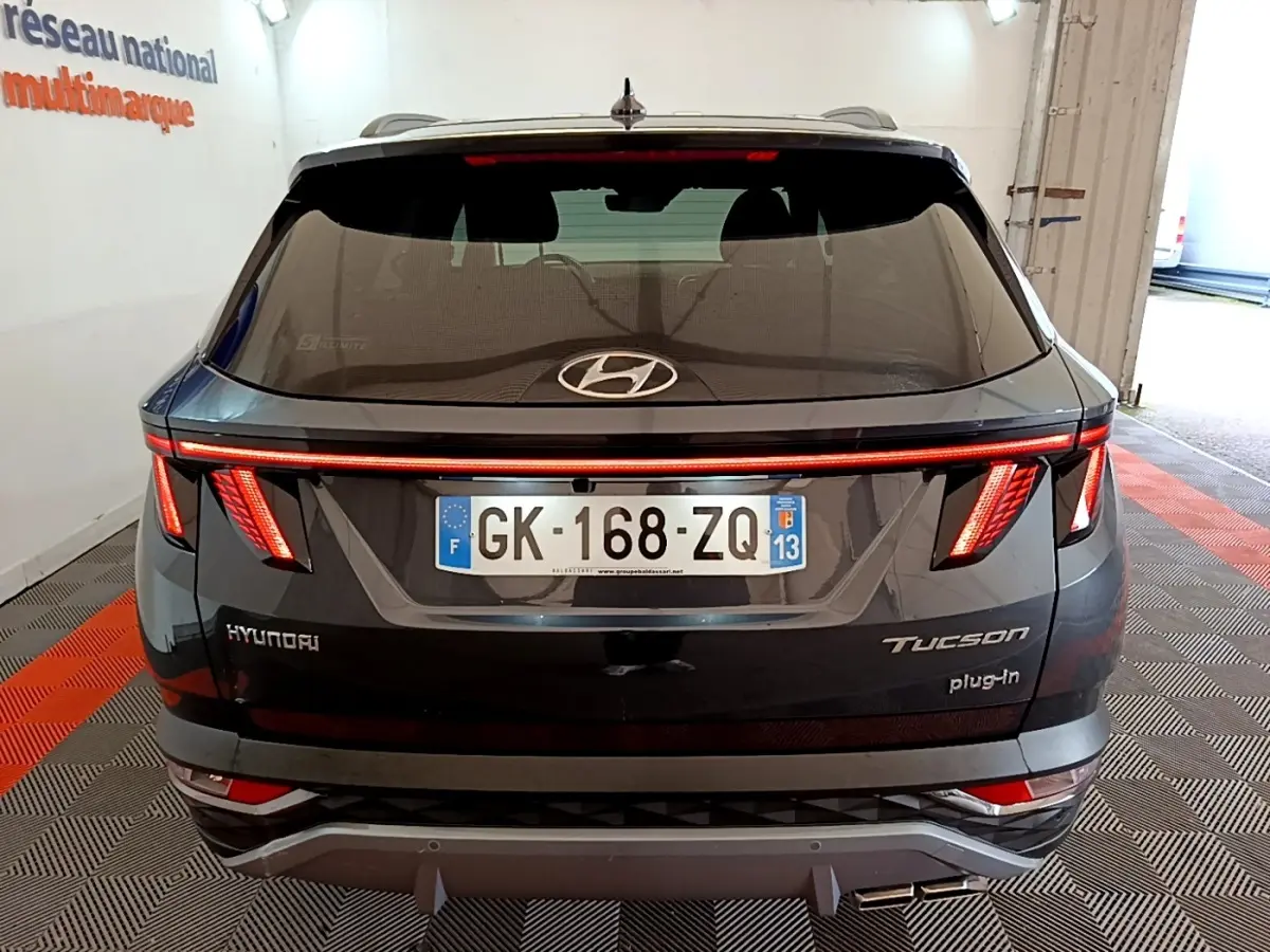 Vue arrière d’un Hyundai Tucson gris foncé avec feux LED en forme de griffes et plaque d’immatriculation française.
