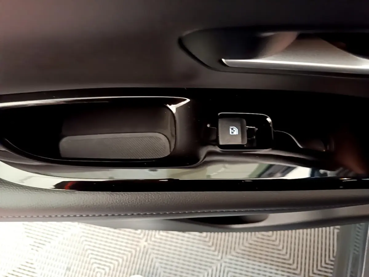 Détail de la commande de verrouillage de porte côté conducteur du Hyundai Tucson gris foncé 2022.