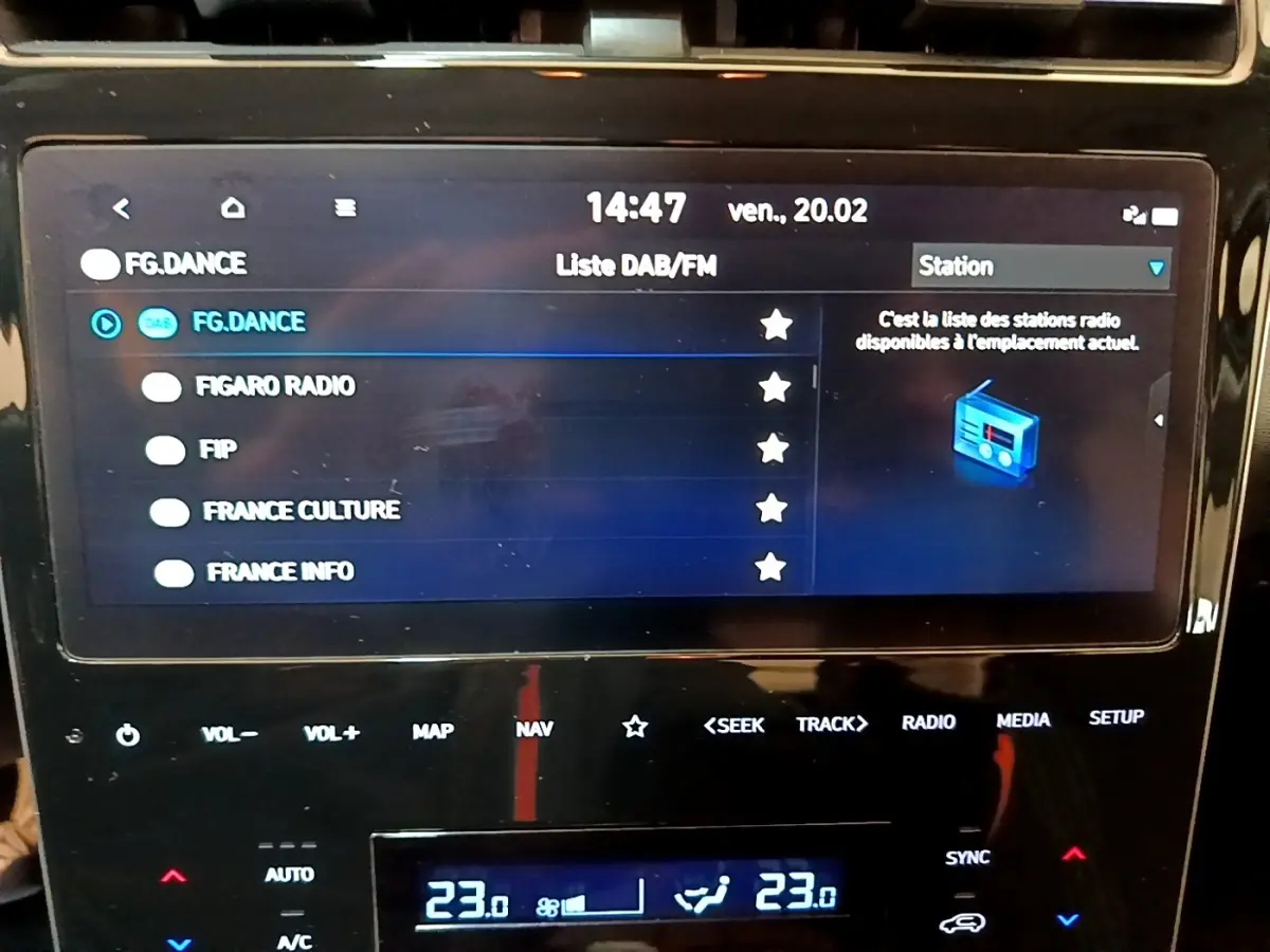Écran tactile central du Hyundai Tucson gris foncé, affichant la liste des stations radio DAB/FM.