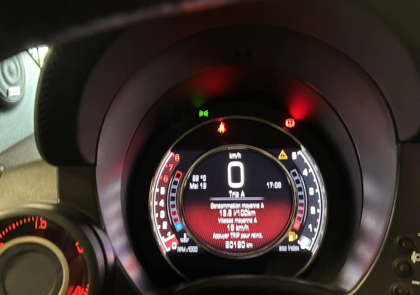 Vue rapprochée du tableau de bord numérique de l'Abarth 500 Competizione 2016, affichant la consommation et la vitesse.